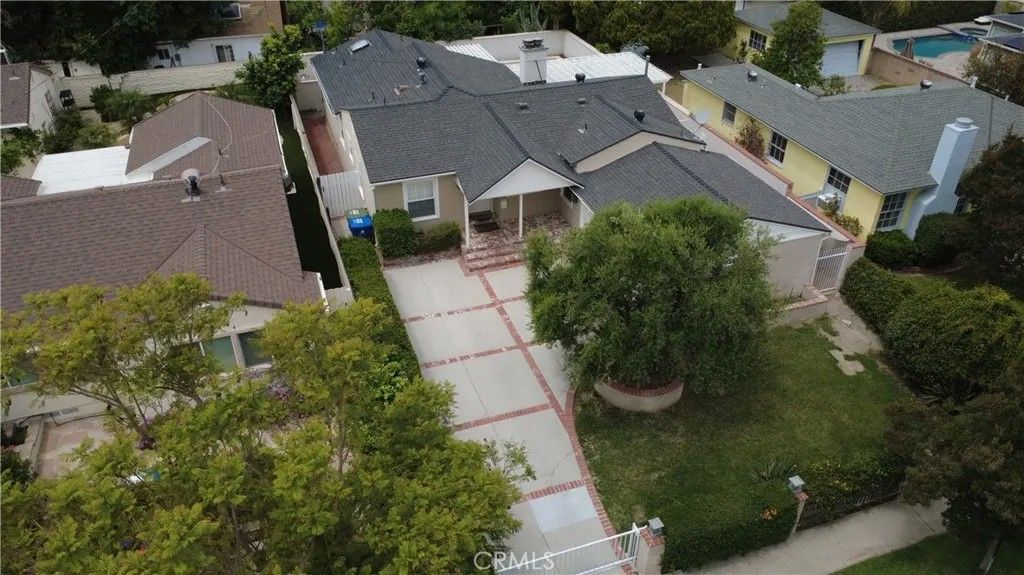 Photo of 5339 Veloz Avenue, Tarzana, CA 91356 (MLS # SR26089484)