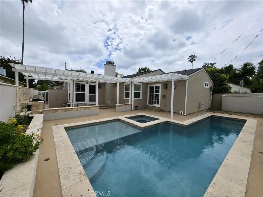 Photo of 5339 Veloz Avenue, Tarzana, CA 91356 (MLS # SR26089484)