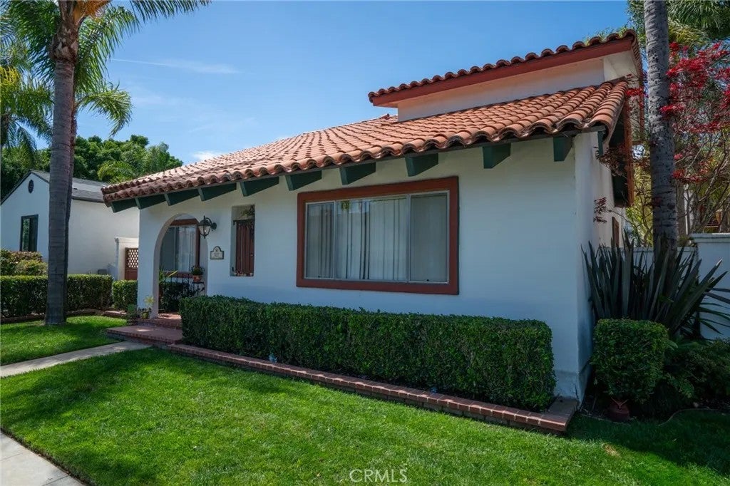 Photo of 807 Roswell Avenue, Long Beach, CA 90804 (MLS # OC26201411)