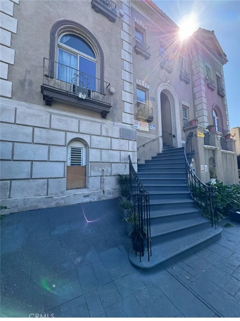 502 S Westlake Avenue