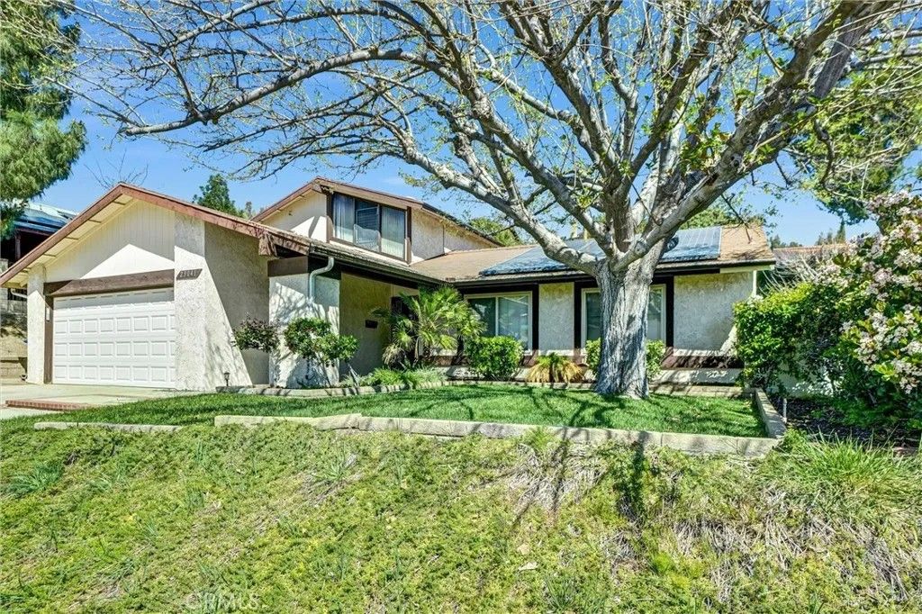 Photo of 23041 Posada Dr, Valencia, CA 91354 (MLS # SR26051579)