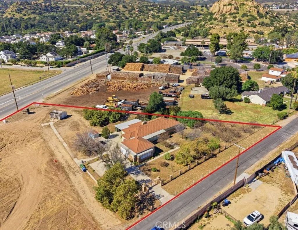 Photo of 10721 Andora Ave, Chatsworth, CA 91311 (MLS # SR26075406)