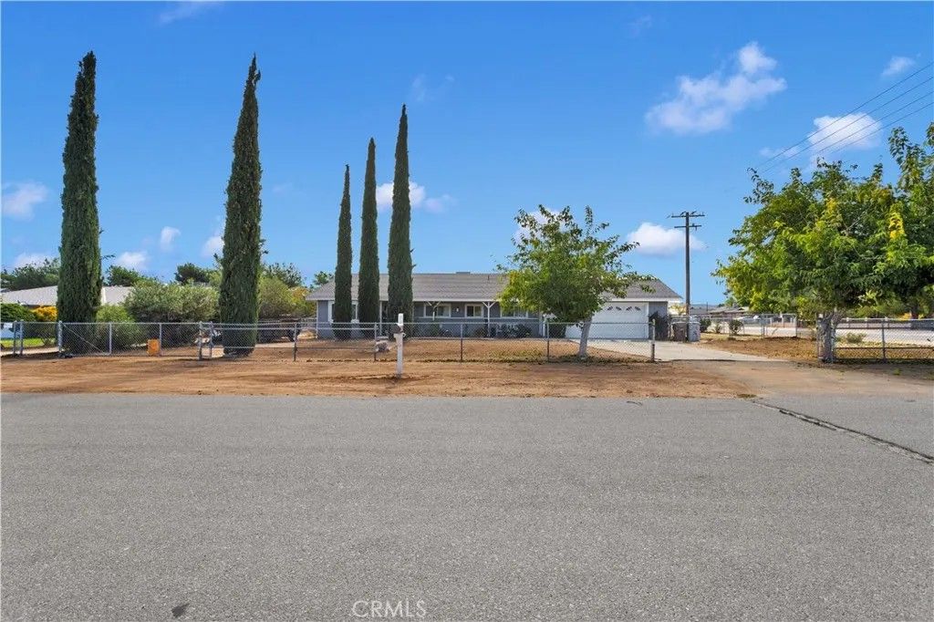Photo of 17805 Bascom St, Hesperia, CA 92345 (MLS # HD25251495)