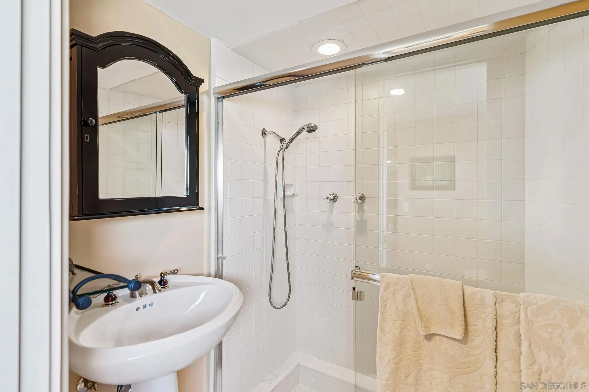 San Diego, California 92106, United States, 3 Bedrooms Bedrooms, ,4 BathroomsBathrooms,Residential,Active,182774