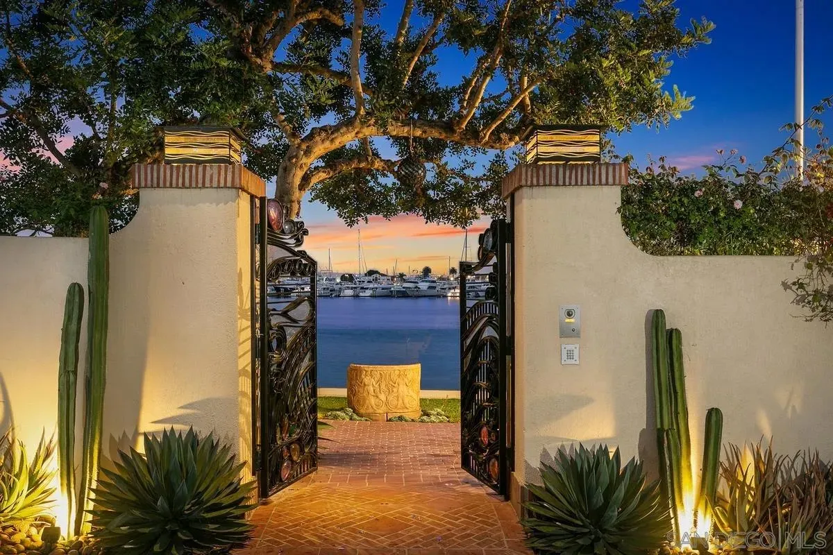 San Diego, California 92106, United States, 3 Bedrooms Bedrooms, ,4 BathroomsBathrooms,Residential,Active,182774