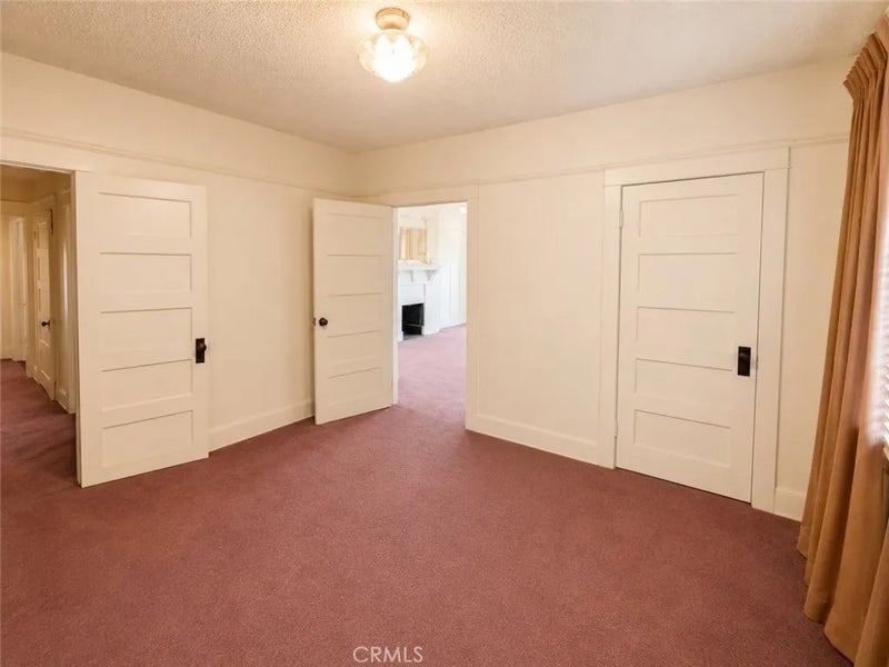537 W 49th Place