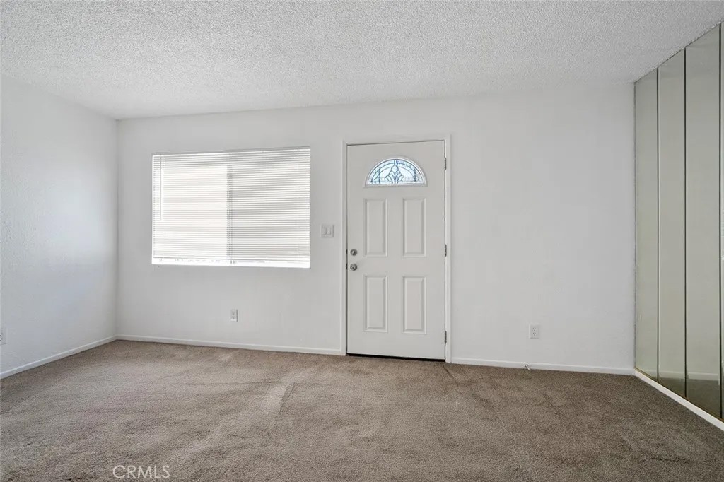 1909 N Summit