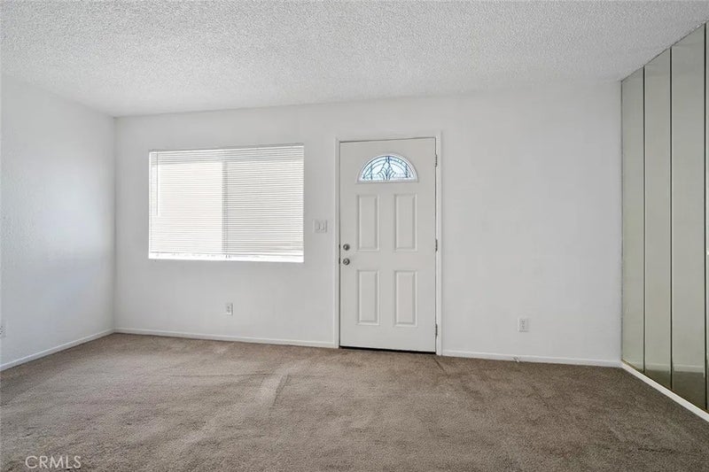 1909 N Summit