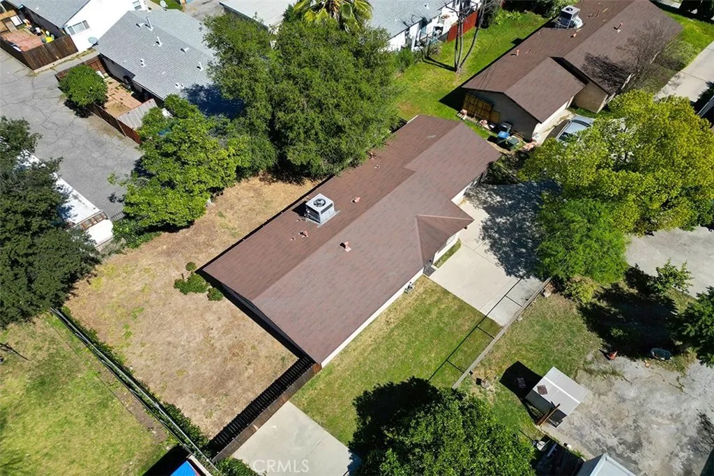 1909 N Summit