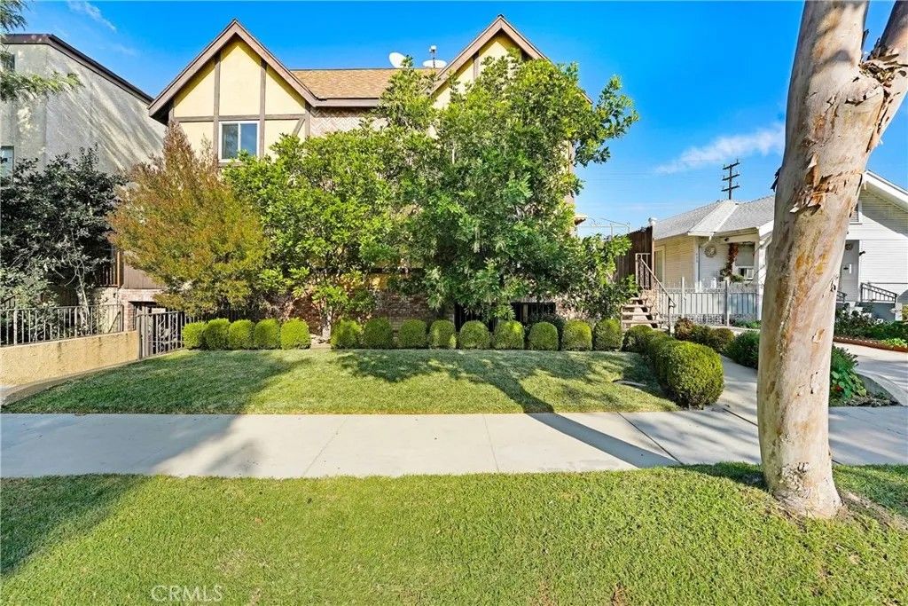 Photo of 437 Ivy Street #4, Glendale, CA 91204 (MLS # GD25273863)