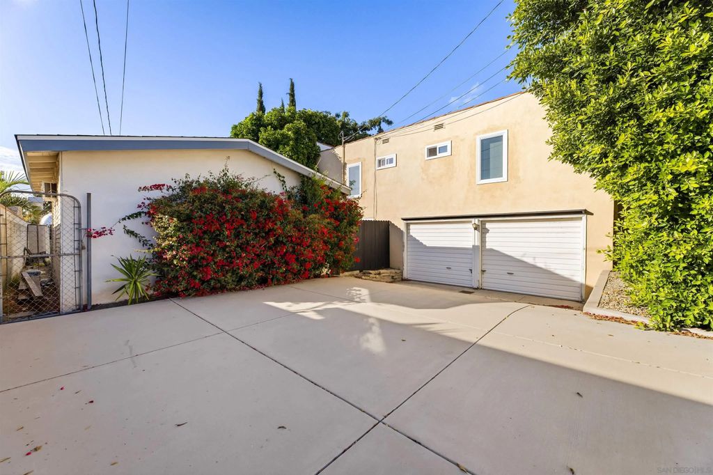Photo of 915 N Kenneth, Burbank, CA 91501 (MLS # 260008727)