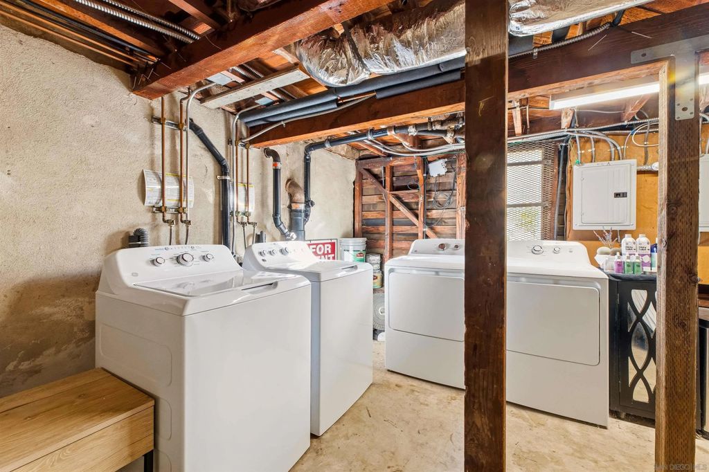 Photo of 915 N Kenneth, Burbank, CA 91501 (MLS # 260008727)