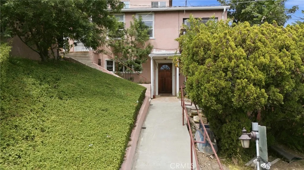 3901 De Longpre Avenue
