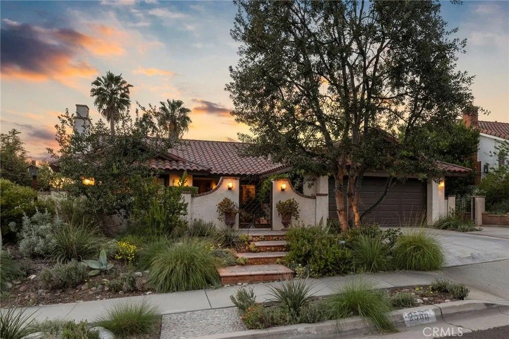 Photo of 2556 N Ridgecrest Ln, Orange, CA 92867 (MLS # OC26066839)