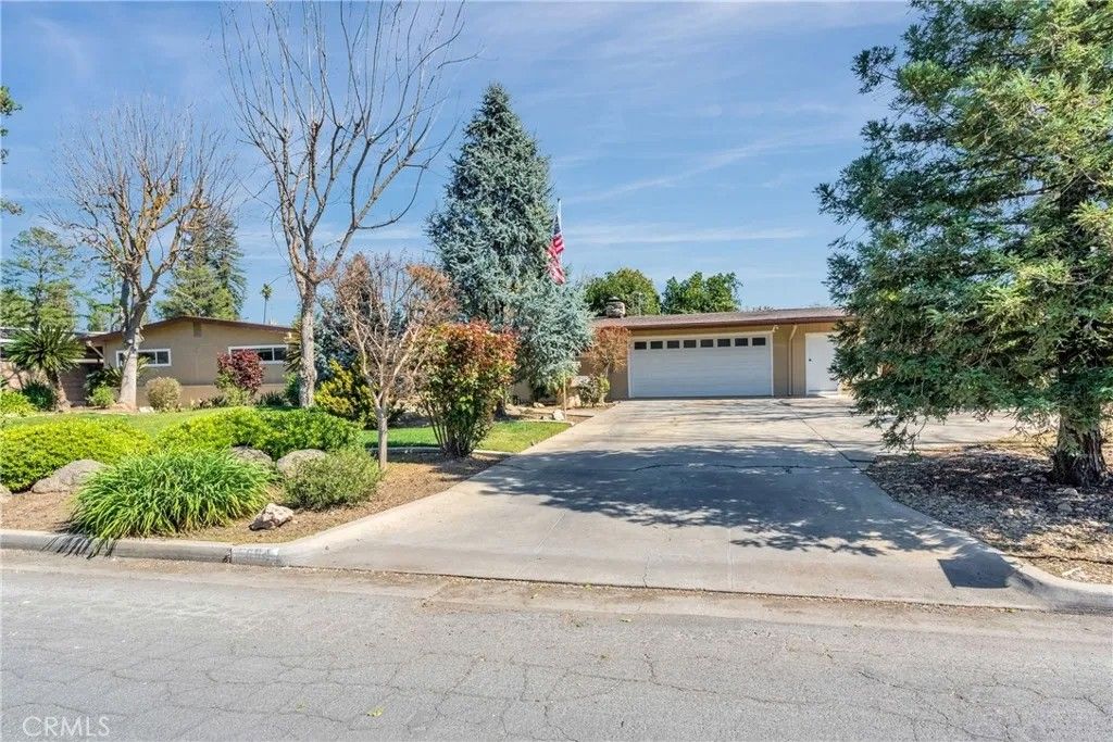 Photo of 5694 N Winchester Ave, Fresno, CA 93704 (MLS # FR26048637)