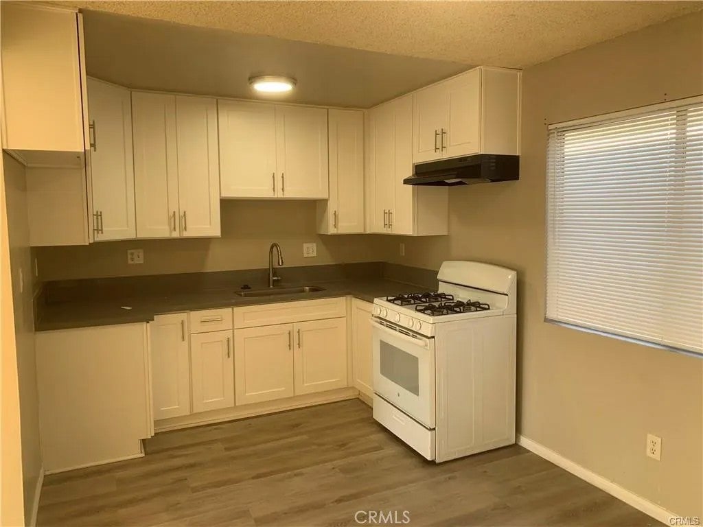 8100 Cerritos