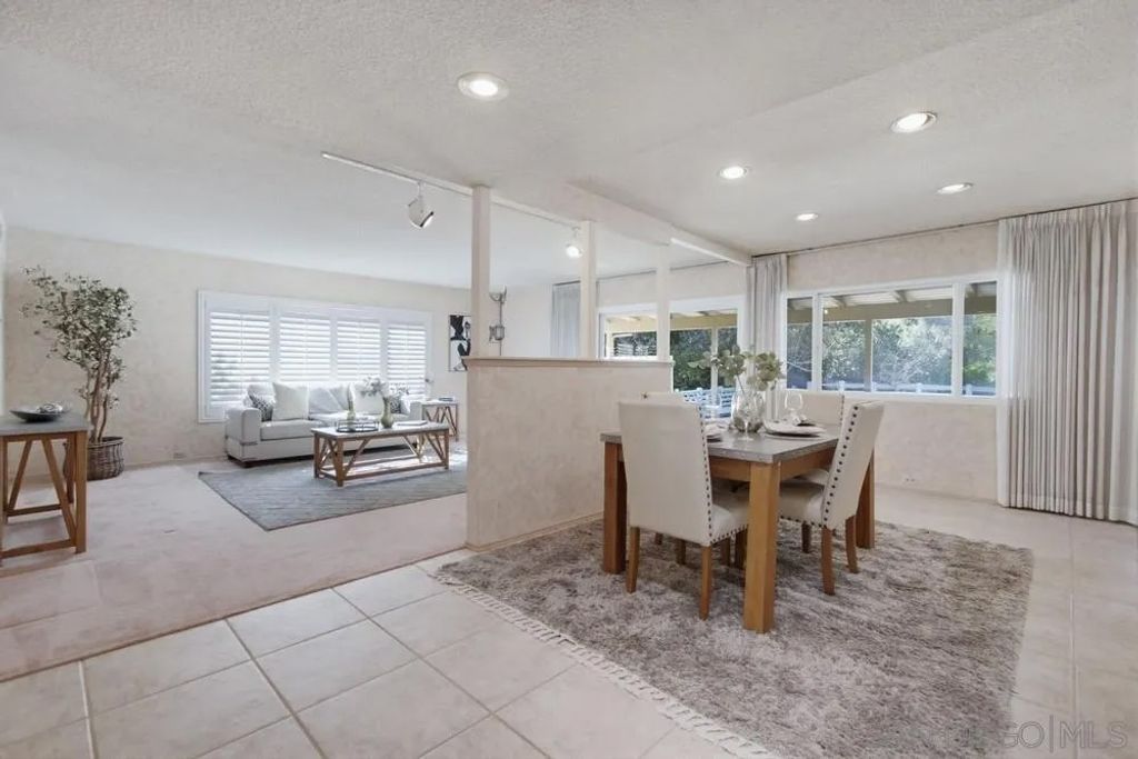 Photo of 4824 Edgeview Dr, El Cajon, CA 92020 (MLS # 250045045)