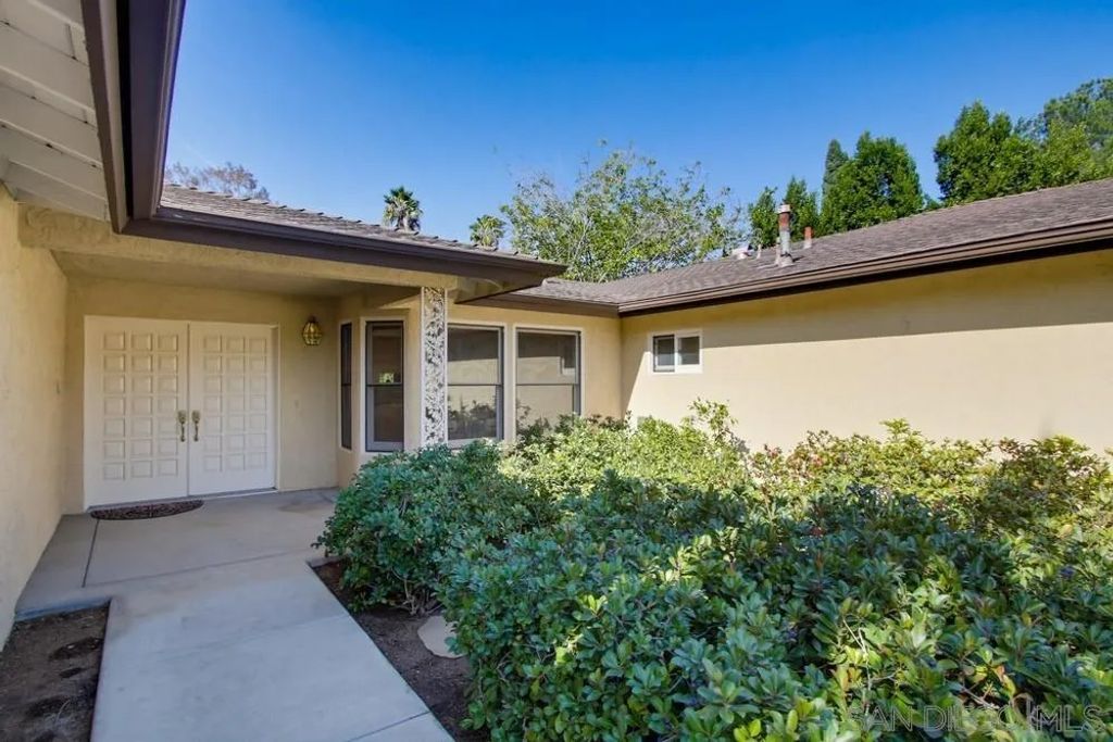 Photo of 4824 Edgeview Dr, El Cajon, CA 92020 (MLS # 250045045)