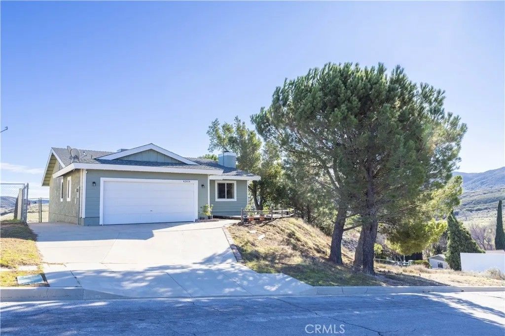 Photo of 42614 Cabin Dr, Lake Hughes, CA 93532 (MLS # SR26006932)