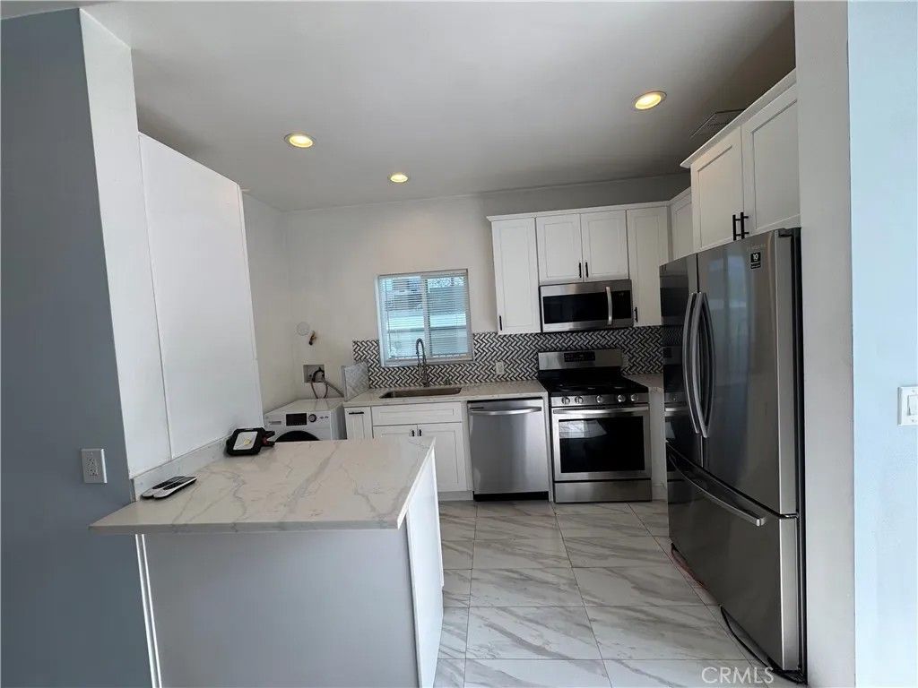 Photo of 9709 Hayvenhurst, Northridge, CA 91343 (MLS # SR26049316)