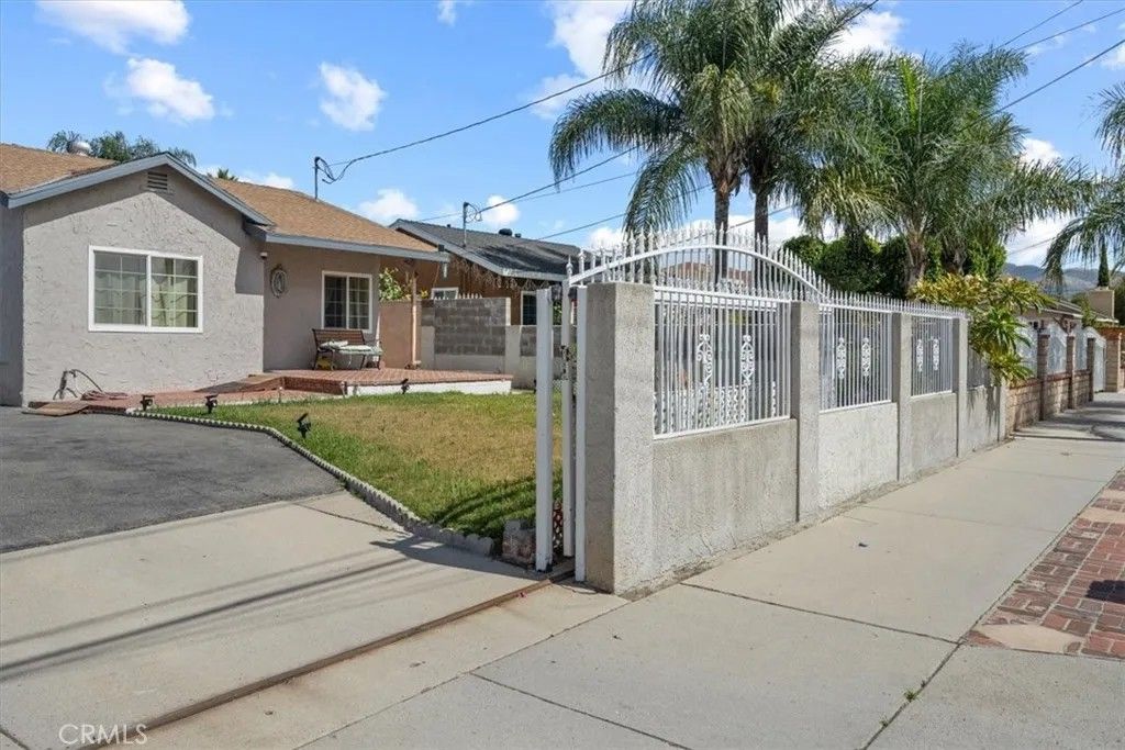 Photo of 13881 Daventry St, Pacoima, CA 91331 (MLS # SR26088690)