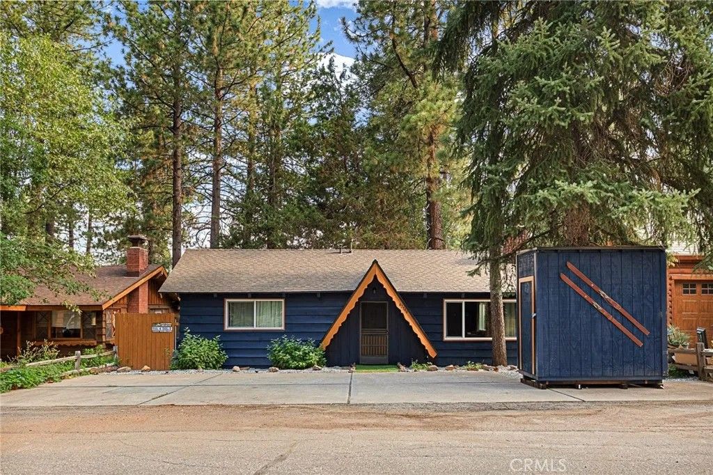 Photo of 42744 La Placida Ave, Big Bear Lake, CA 92315 (MLS # IG26057005)