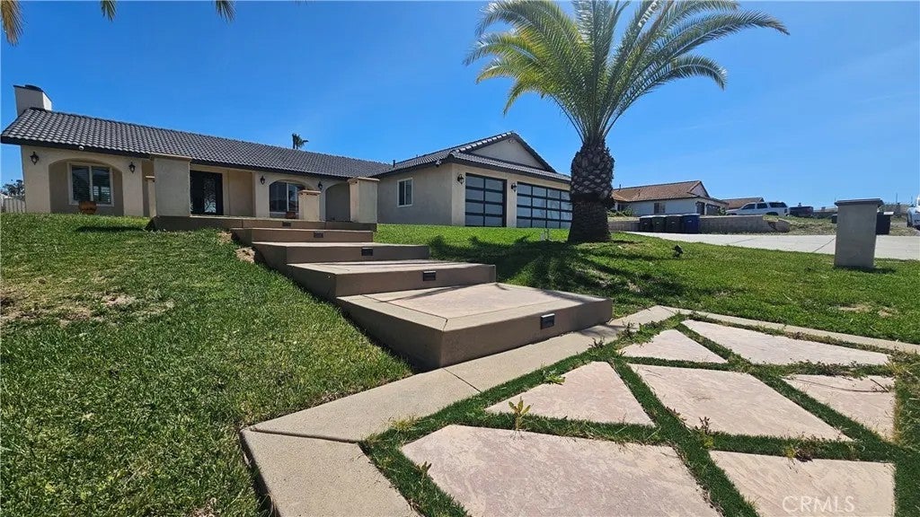 14230 Avenida Munoz