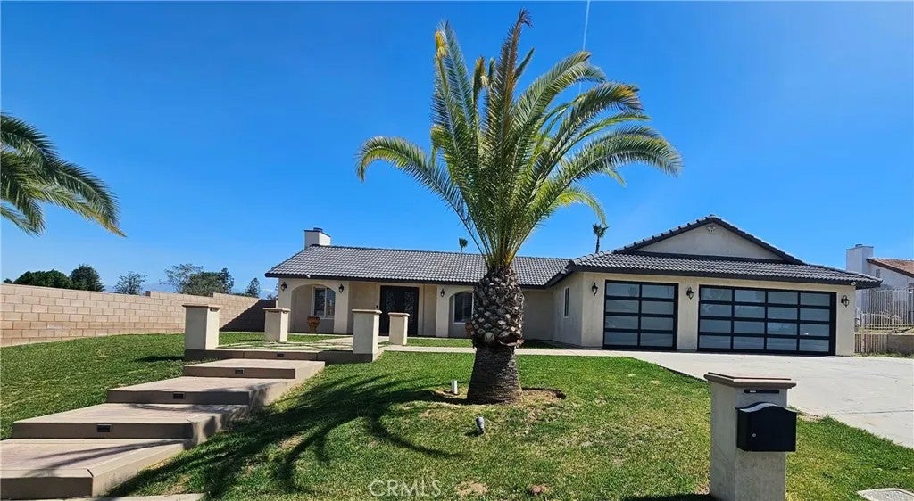 14230 Avenida Munoz