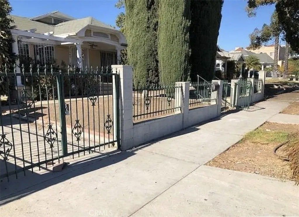 Photo of 1159 N Berendo St, Hollywood, CA 90029 (MLS # BB25239726)