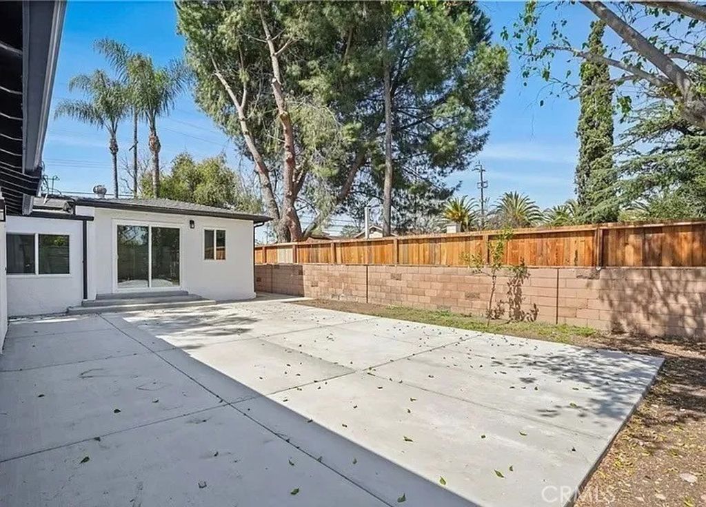 Photo of 8814 haskell Ave, North Hills, CA 91343 (MLS # GD25281452)