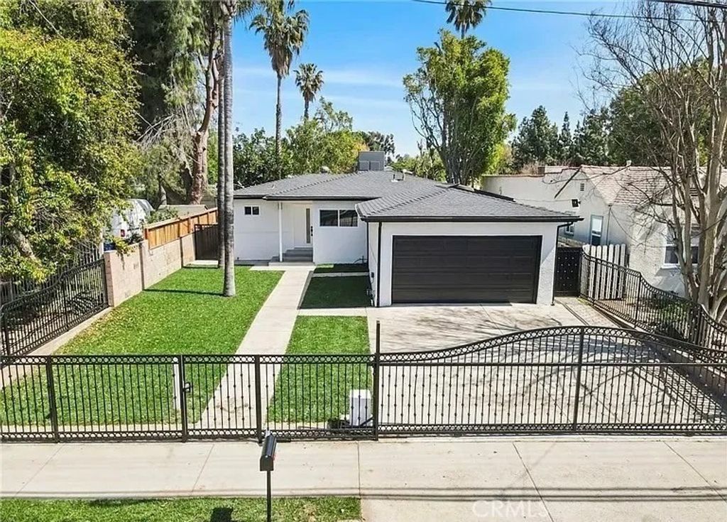 Photo of 8814 haskell Ave, North Hills, CA 91343 (MLS # GD25281452)