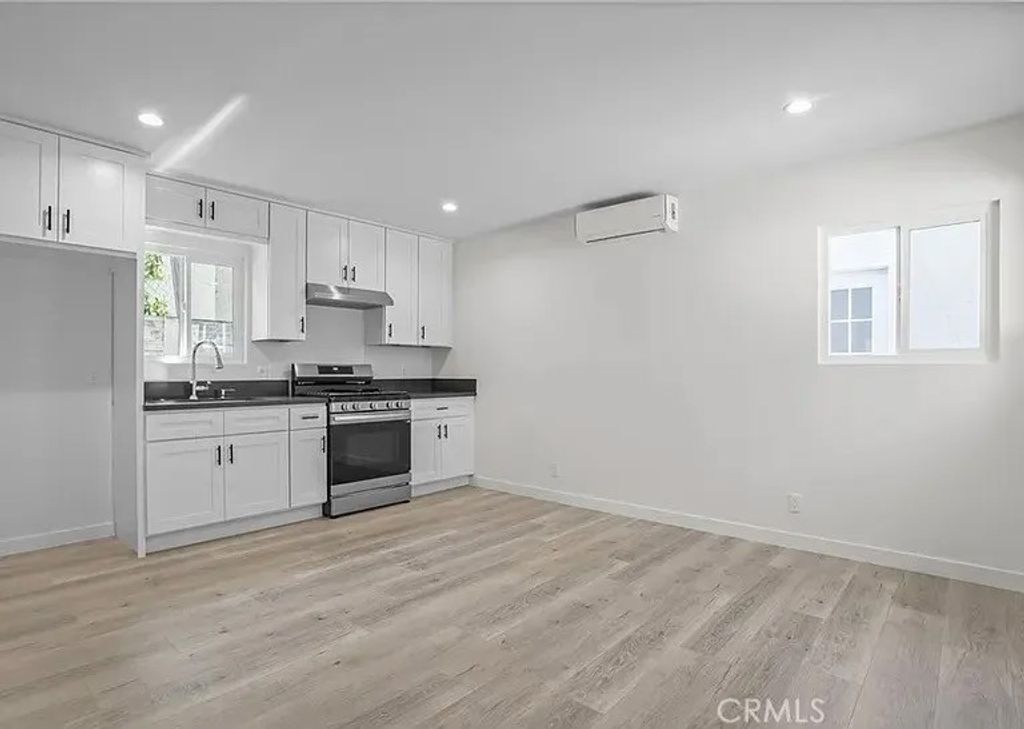 Photo of 8814 haskell Ave, North Hills, CA 91343 (MLS # GD25281452)