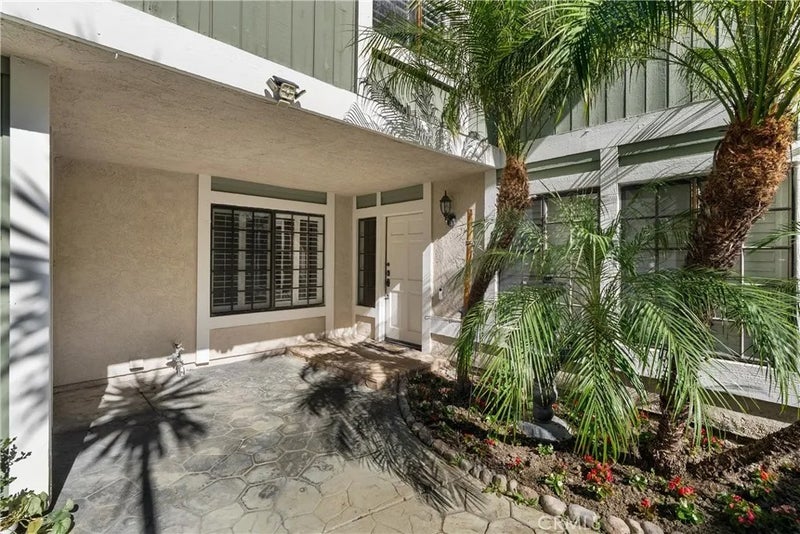 5810 E Mountain Loop