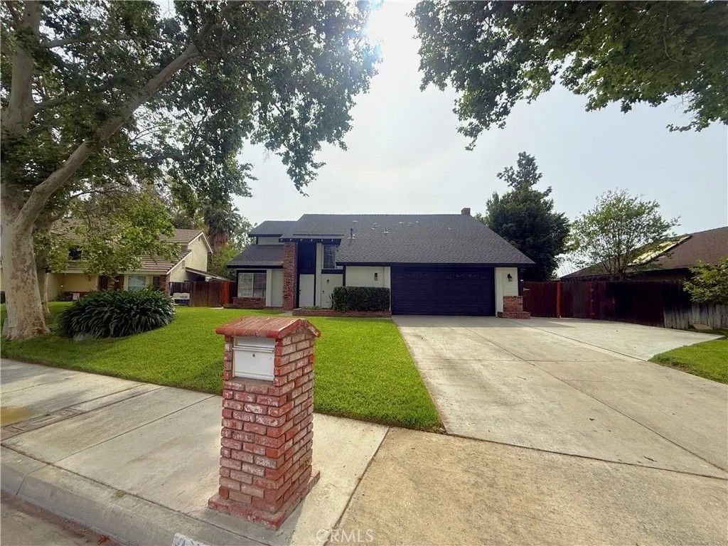Photo of 3898 Middleton Place, Riverside, CA 92505 (MLS # CV26060940)