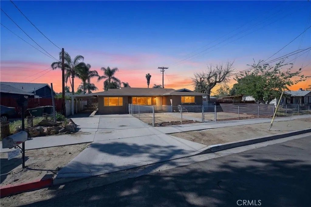 Photo of 291 W Whittier Ave, Hemet, CA 92543 (MLS # SW26064202)