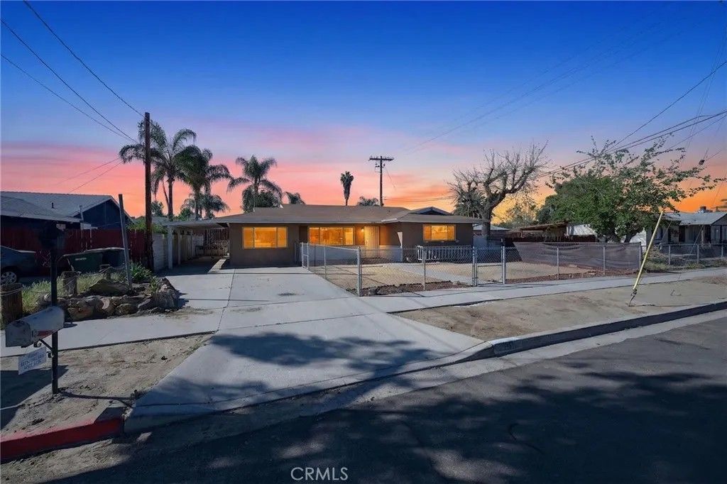 Photo of 291 W Whittier Ave, Hemet, CA 92543 (MLS # SW26064202)