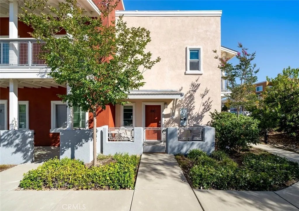 880 Lawrence