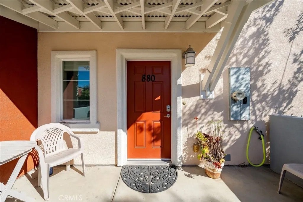 880 Lawrence