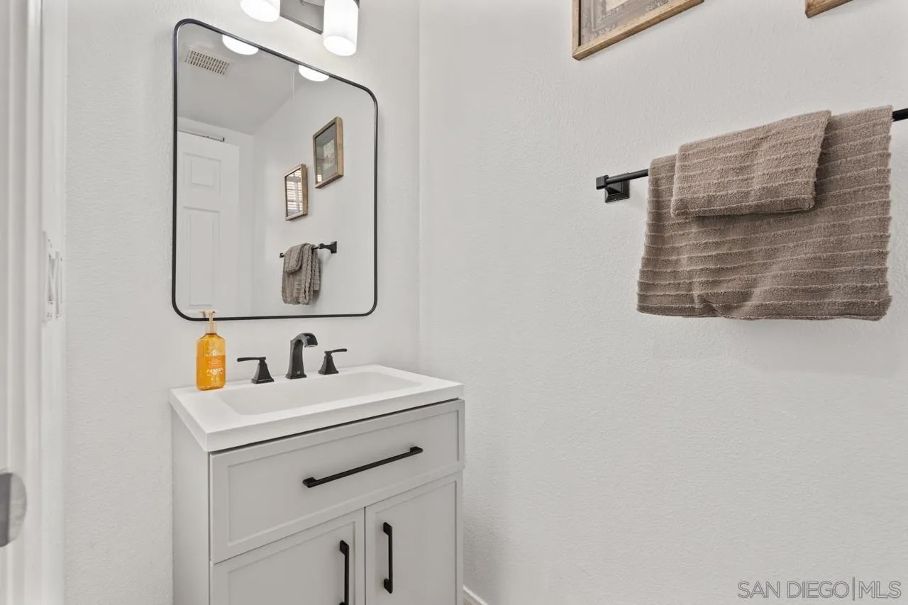 6373 Avenida De Las Vistas 3