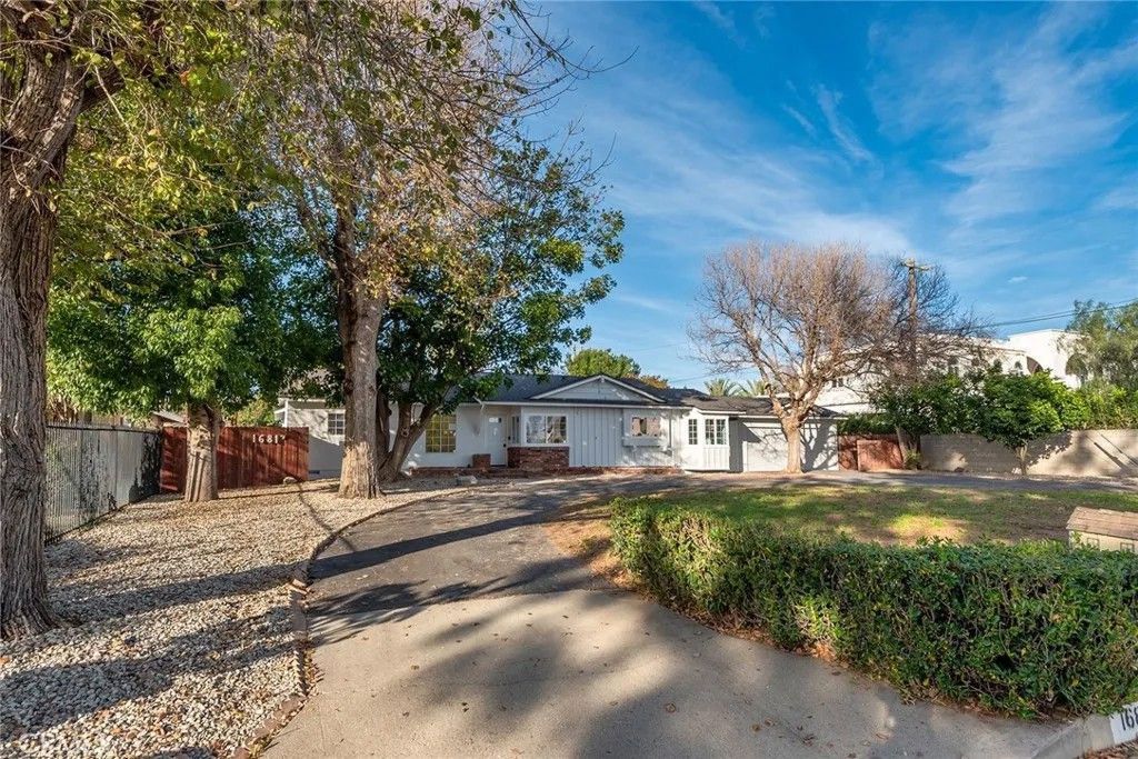 Photo of 16817 Rayen Street, Northridge, CA 91343 (MLS # SR26018923)