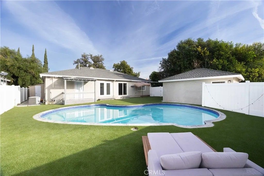 Photo of 19138 Hartland Street, Reseda, CA 91335 (MLS # SR25279816)