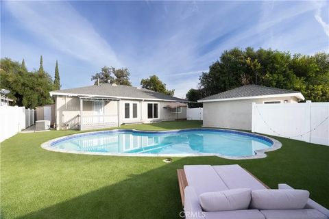 Photo of 19138 Hartland Street, Reseda, CA 91335 (MLS # SR25279816)