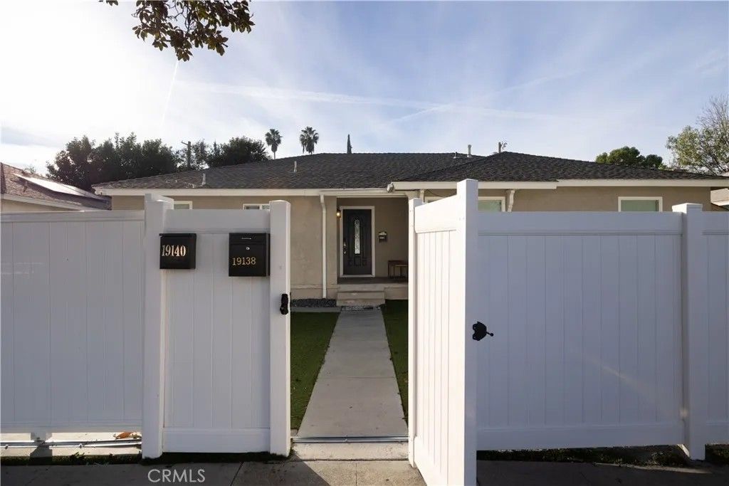 Photo of 19138 Hartland Street, Reseda, CA 91335 (MLS # SR25279816)