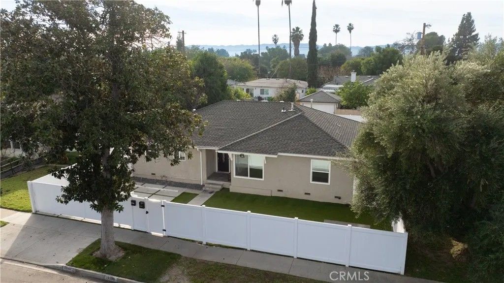 Photo of 19138 Hartland Street, Reseda, CA 91335 (MLS # SR25279816)