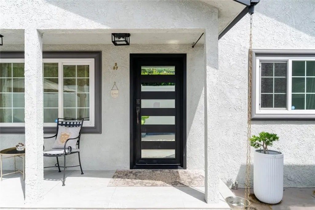 Photo of 10254 Floralita Avenue, Sunland, CA 91040 (MLS # SR26083722)