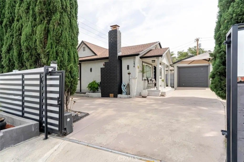 Photo of 10254 Floralita Avenue, Sunland, CA 91040 (MLS # SR26083722)