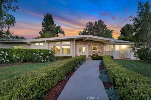 Photo of 4412 Willens Ave, Woodland Hills, CA 91364 (MLS # SR26082182)