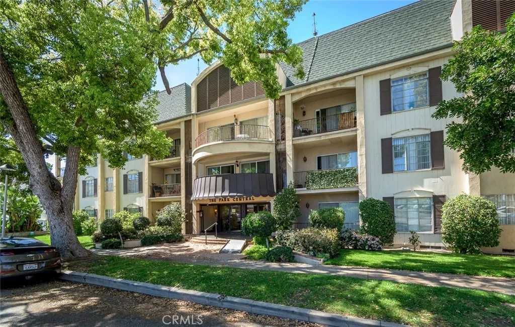 215 N Kenwood Street 303