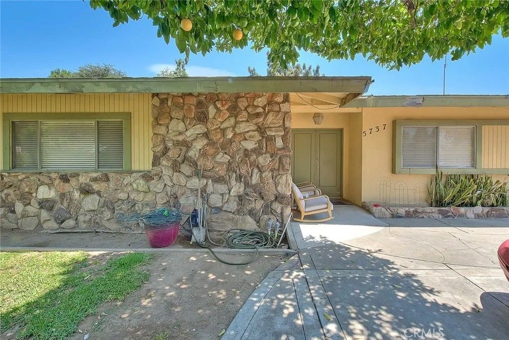 Photo of 5737 Riverside Avenue, Rialto, CA 92377 (MLS # IV25269628)