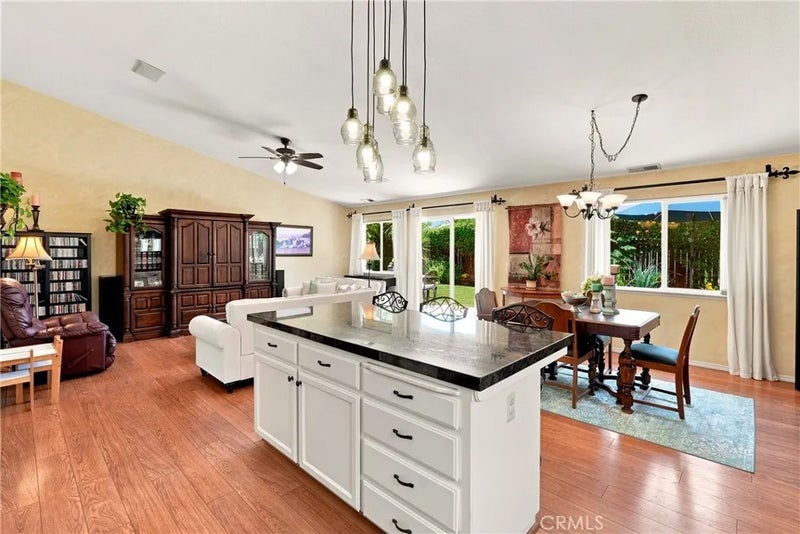 25 Rainbow Court